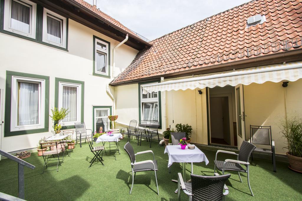 Отель Gastehaus Deutsches Haus Нортхайм Экстерьер фото